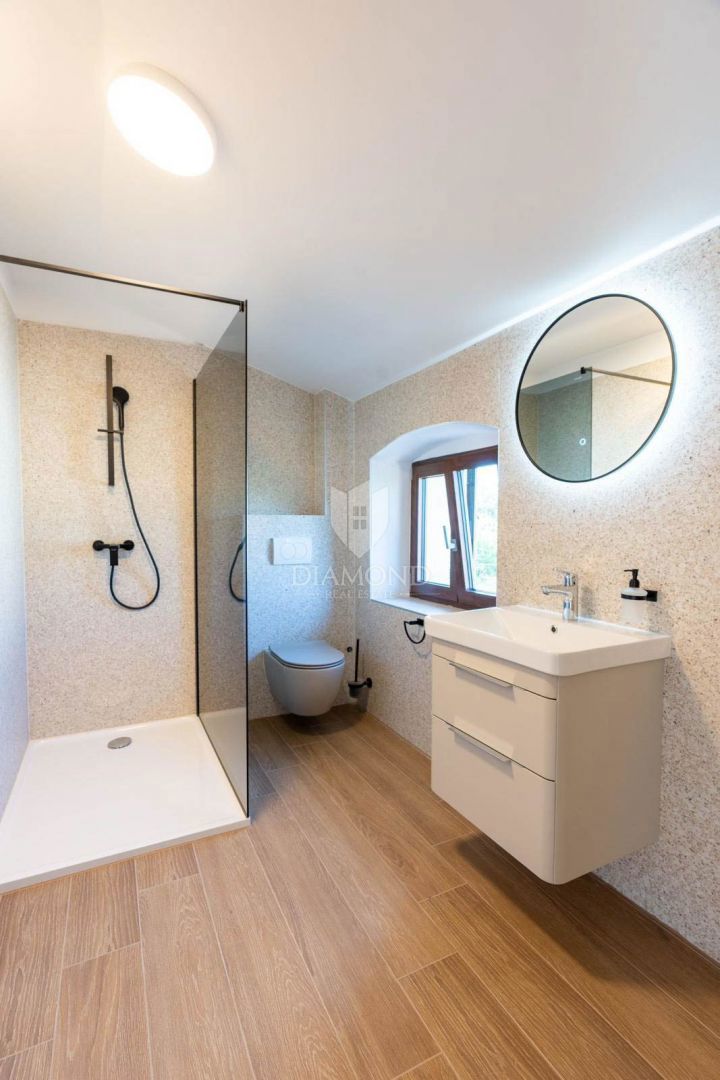 Poreč, okolica, elegantna kamnita hiša z bazenom in sončnim vrtom!