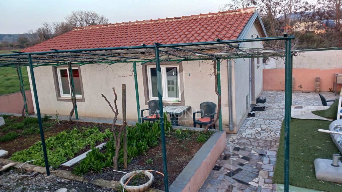 PRILOŽNOST!! ROVINJ! TRI HIŠE IN BAZEN!