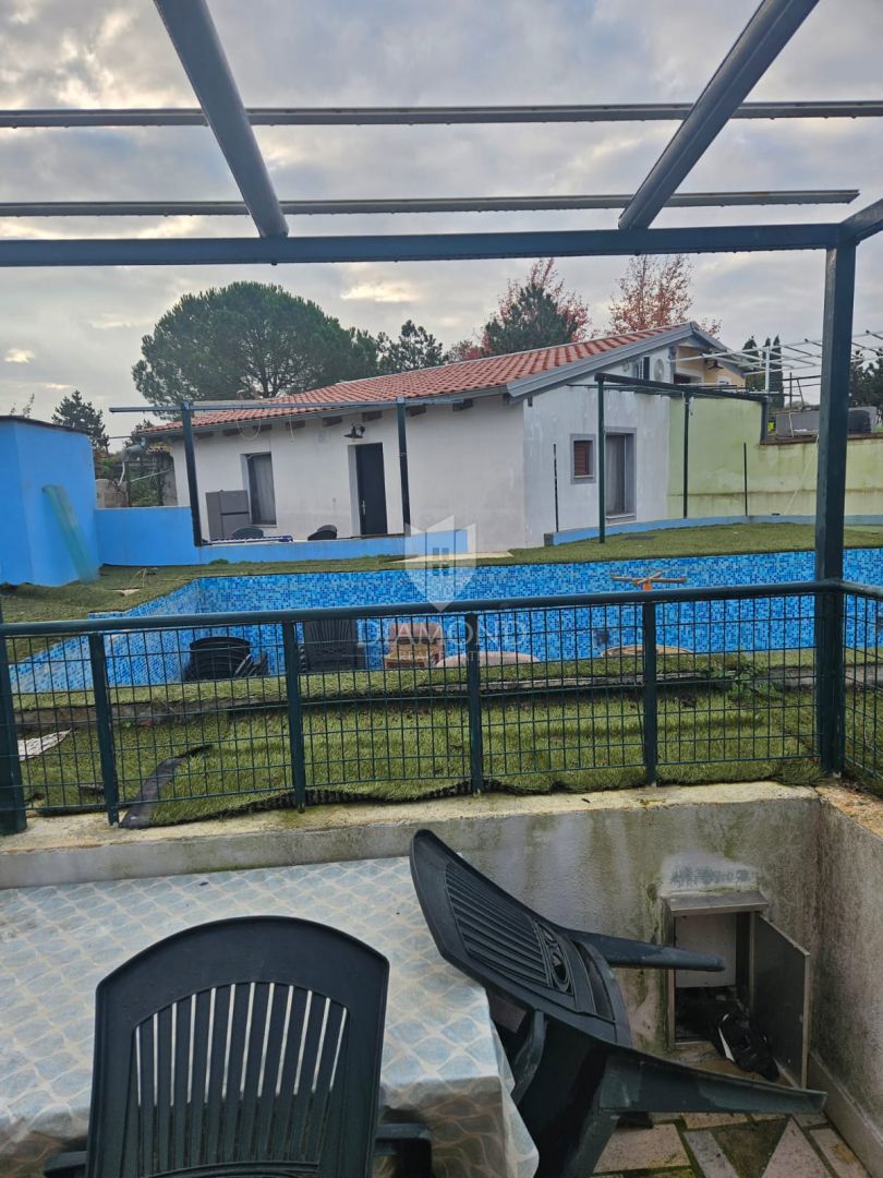 PRILOŽNOST!! ROVINJ! TRI HIŠE IN BAZEN!