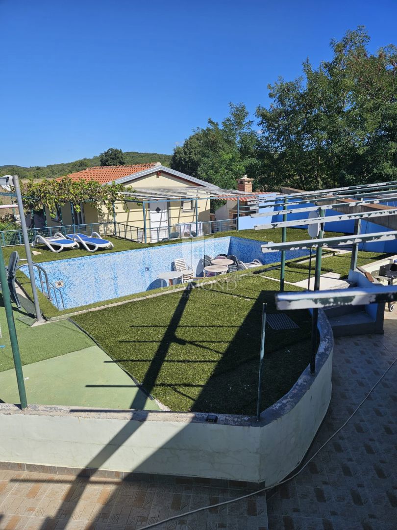 PRILOŽNOST!! ROVINJ! TRI HIŠE IN BAZEN!