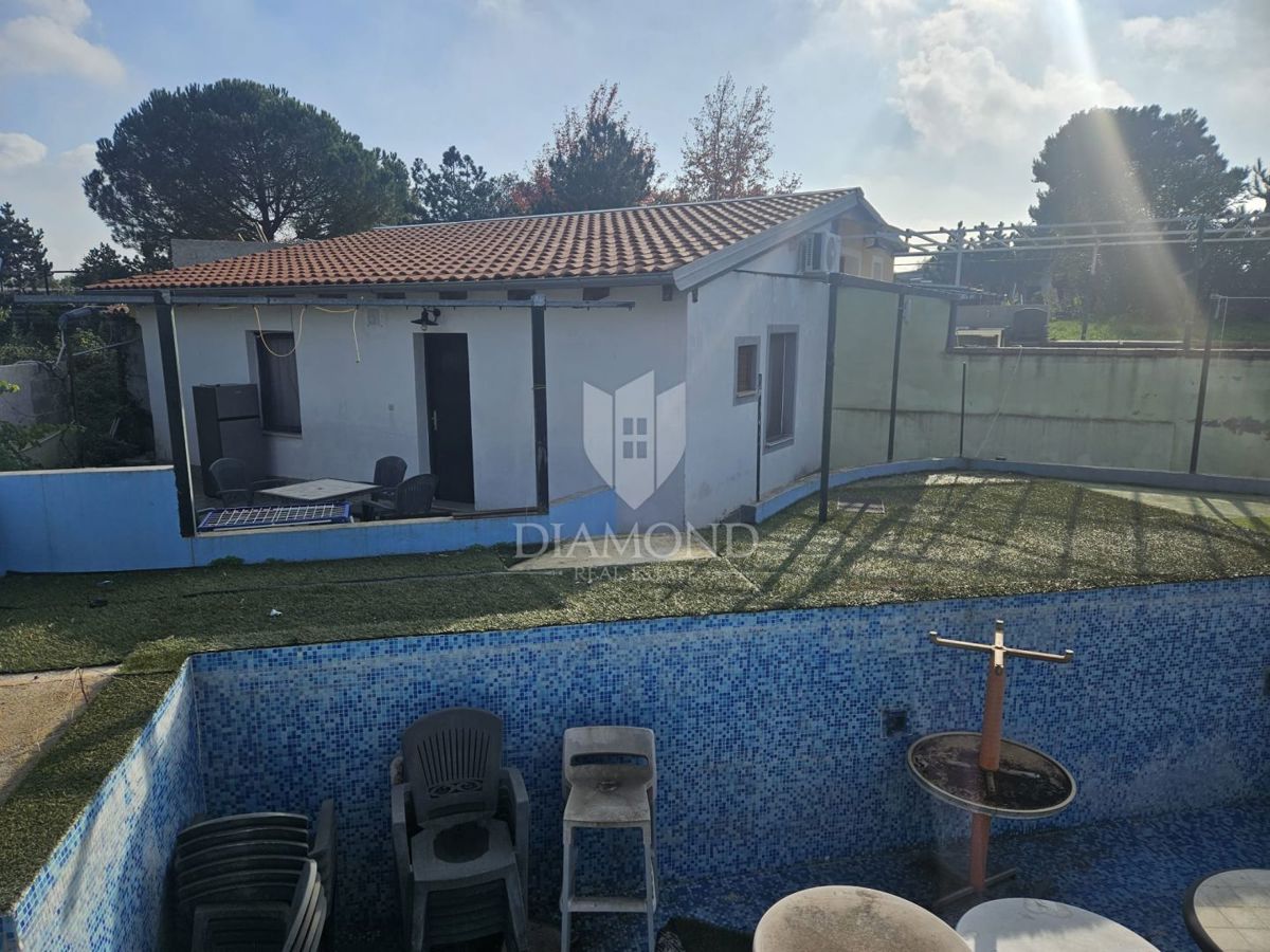 PRILOŽNOST!! ROVINJ! TRI HIŠE IN BAZEN!