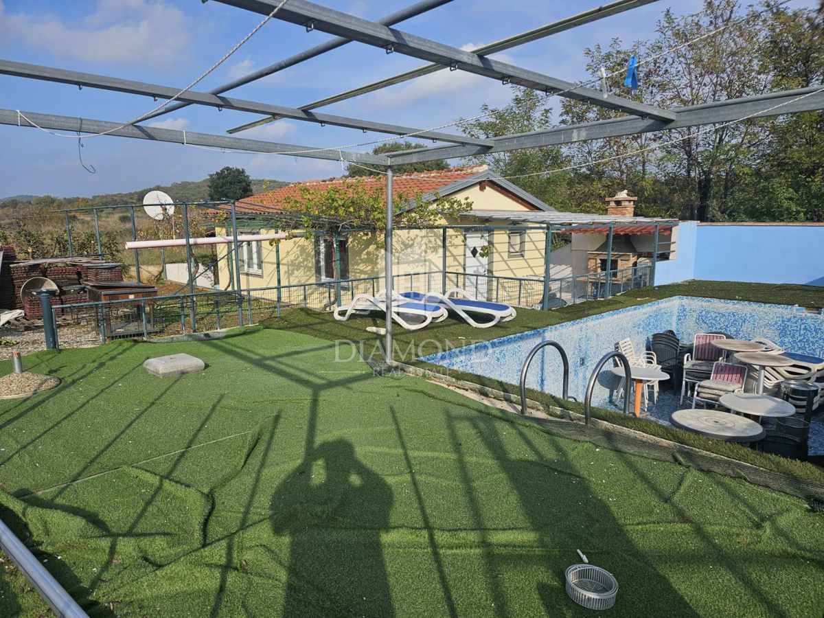 PRILOŽNOST!! ROVINJ! TRI HIŠE IN BAZEN!