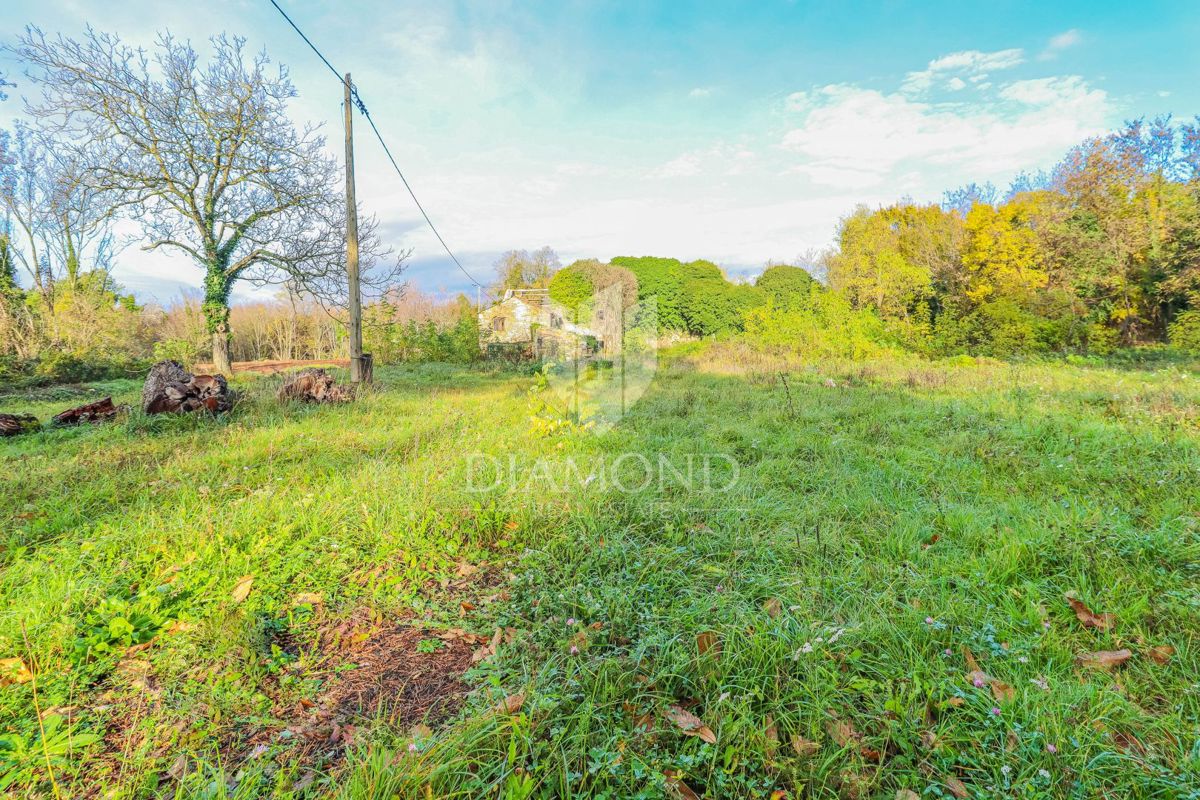 Oprtalj, okolica! Zazidljivo zemljišče na mirni lokaciji!