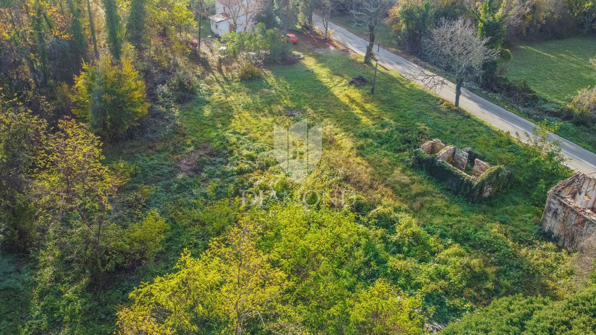 Oprtalj, okolica! Zazidljivo zemljišče na mirni lokaciji!