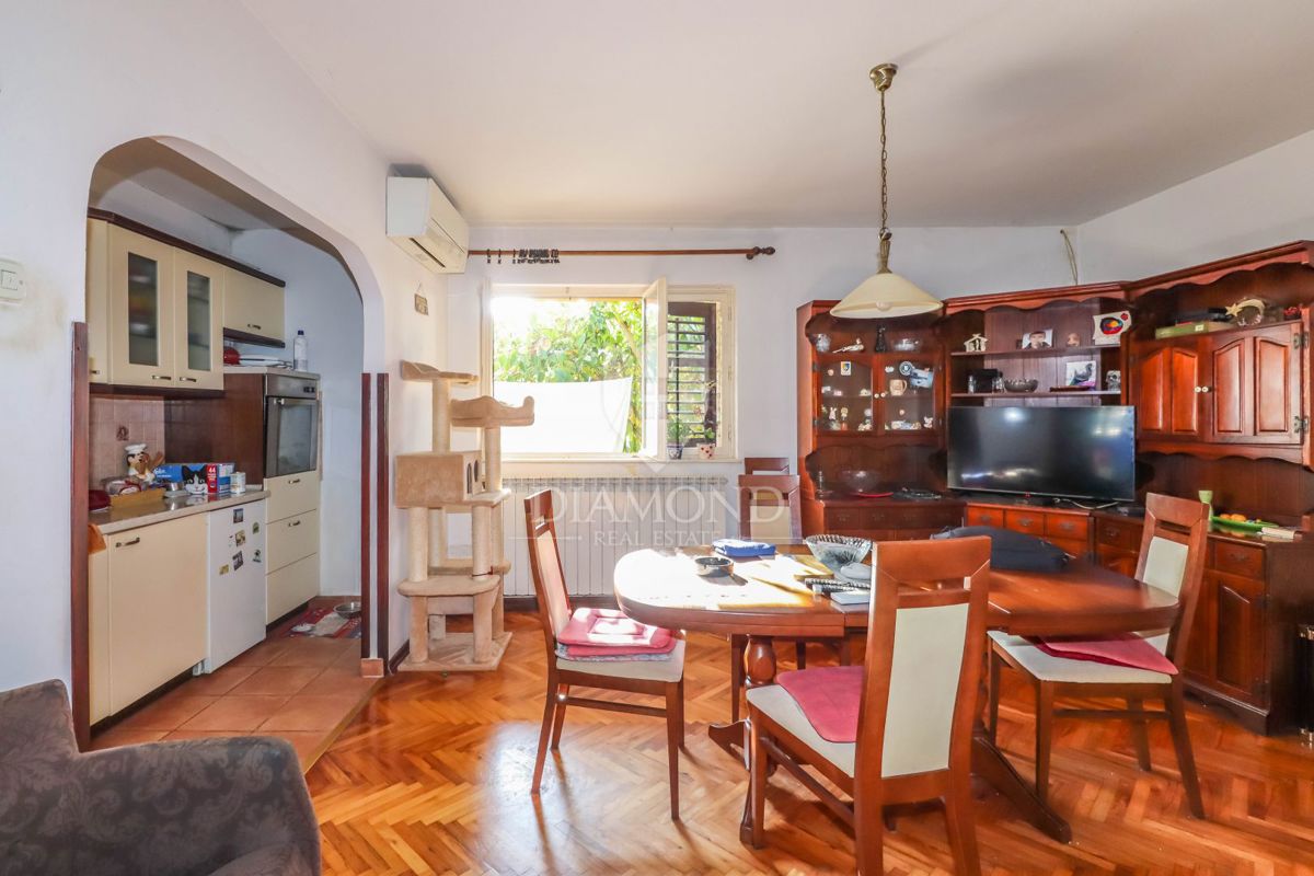 PRILOŽNOST! ROVINJ! STANOVANJE, VRT, PARKIRIŠČE!