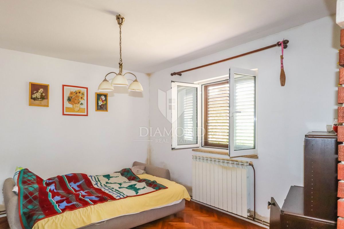 PRILOŽNOST! ROVINJ! STANOVANJE, VRT, PARKIRIŠČE!