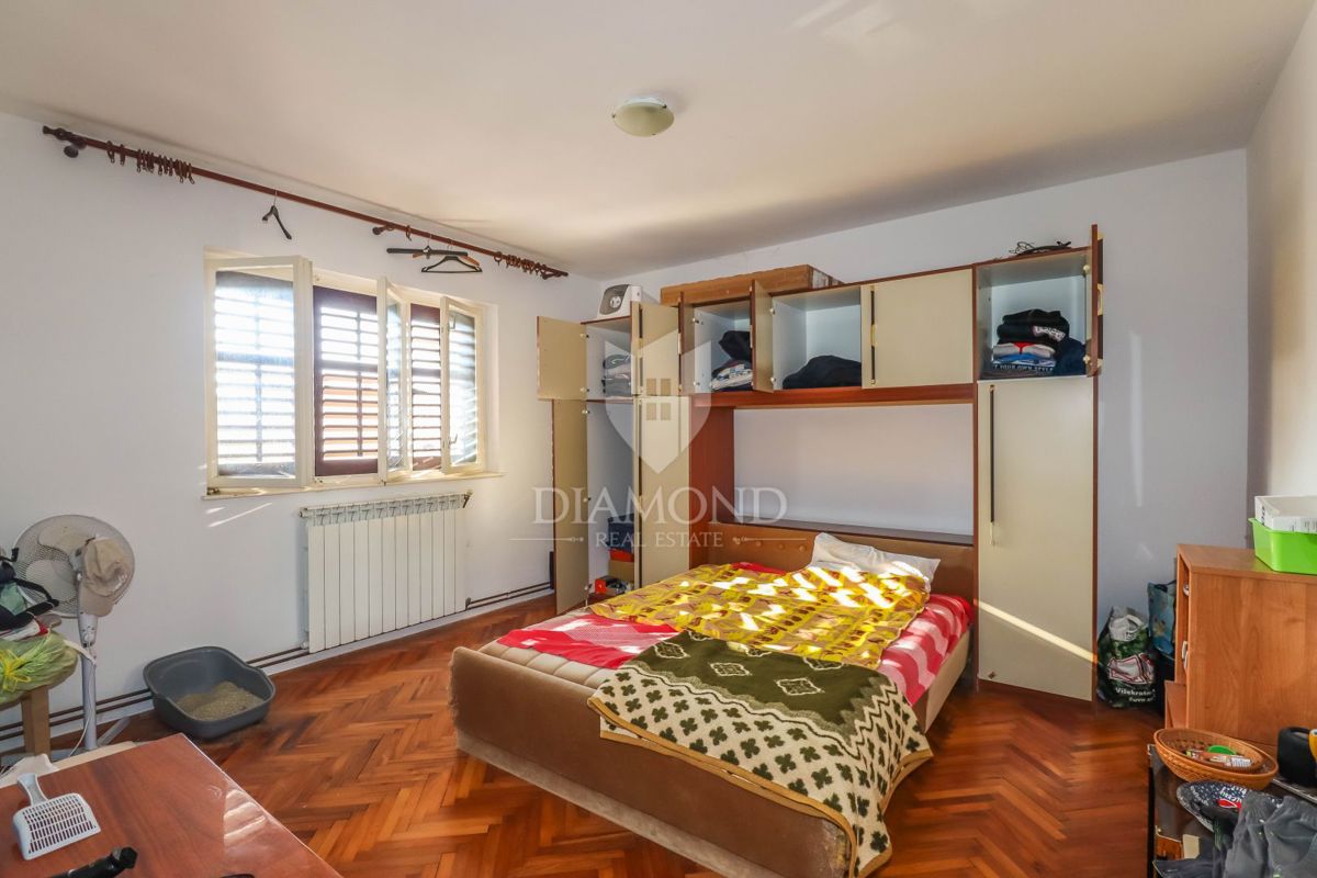 PRILOŽNOST! ROVINJ! STANOVANJE, VRT, PARKIRIŠČE!