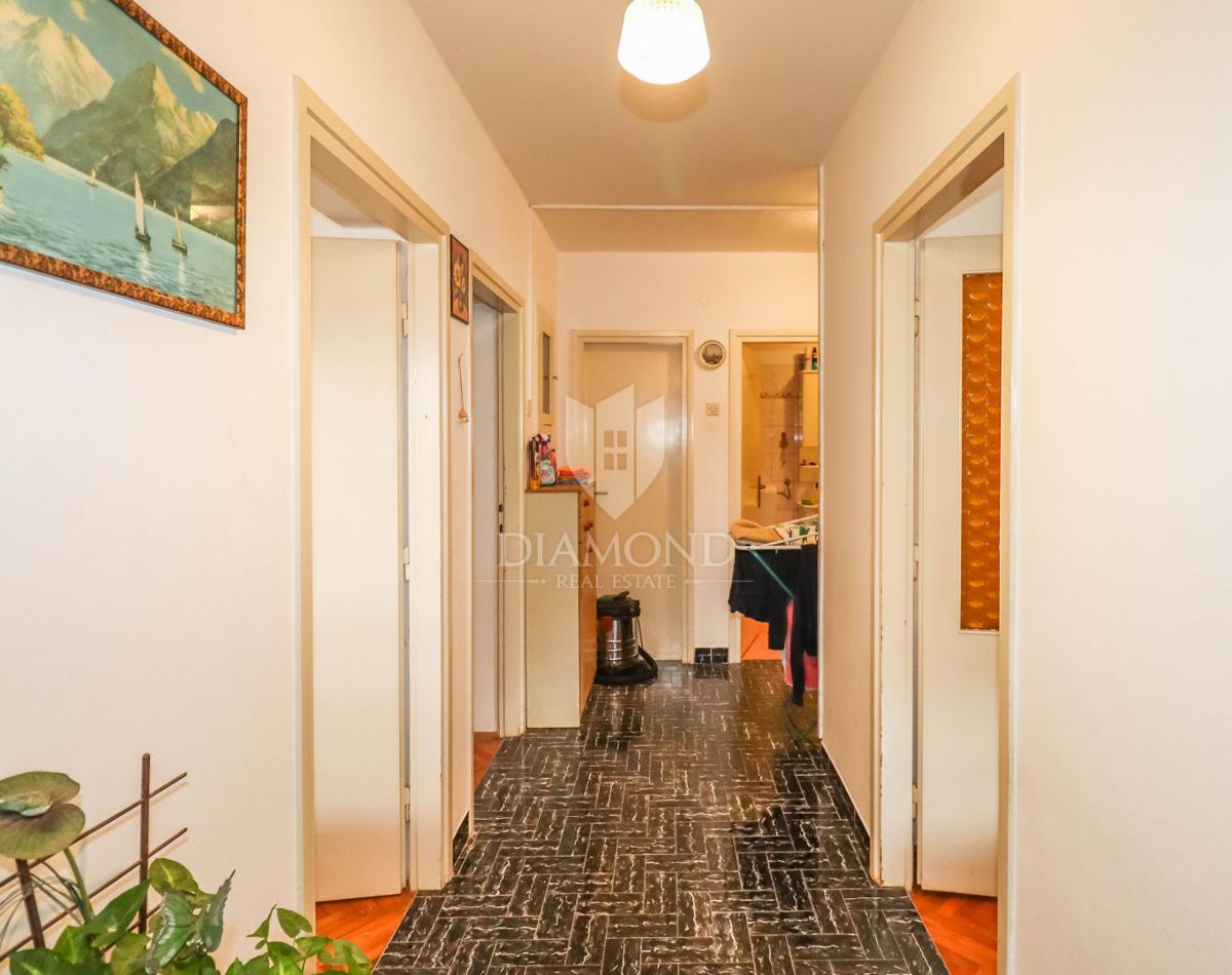 PRILOŽNOST! ROVINJ! STANOVANJE, VRT, PARKIRIŠČE!