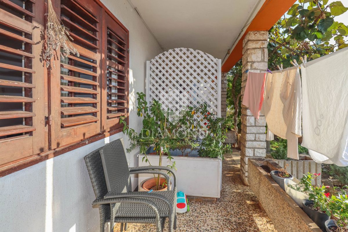 PRILOŽNOST! ROVINJ! STANOVANJE, VRT, PARKIRIŠČE!