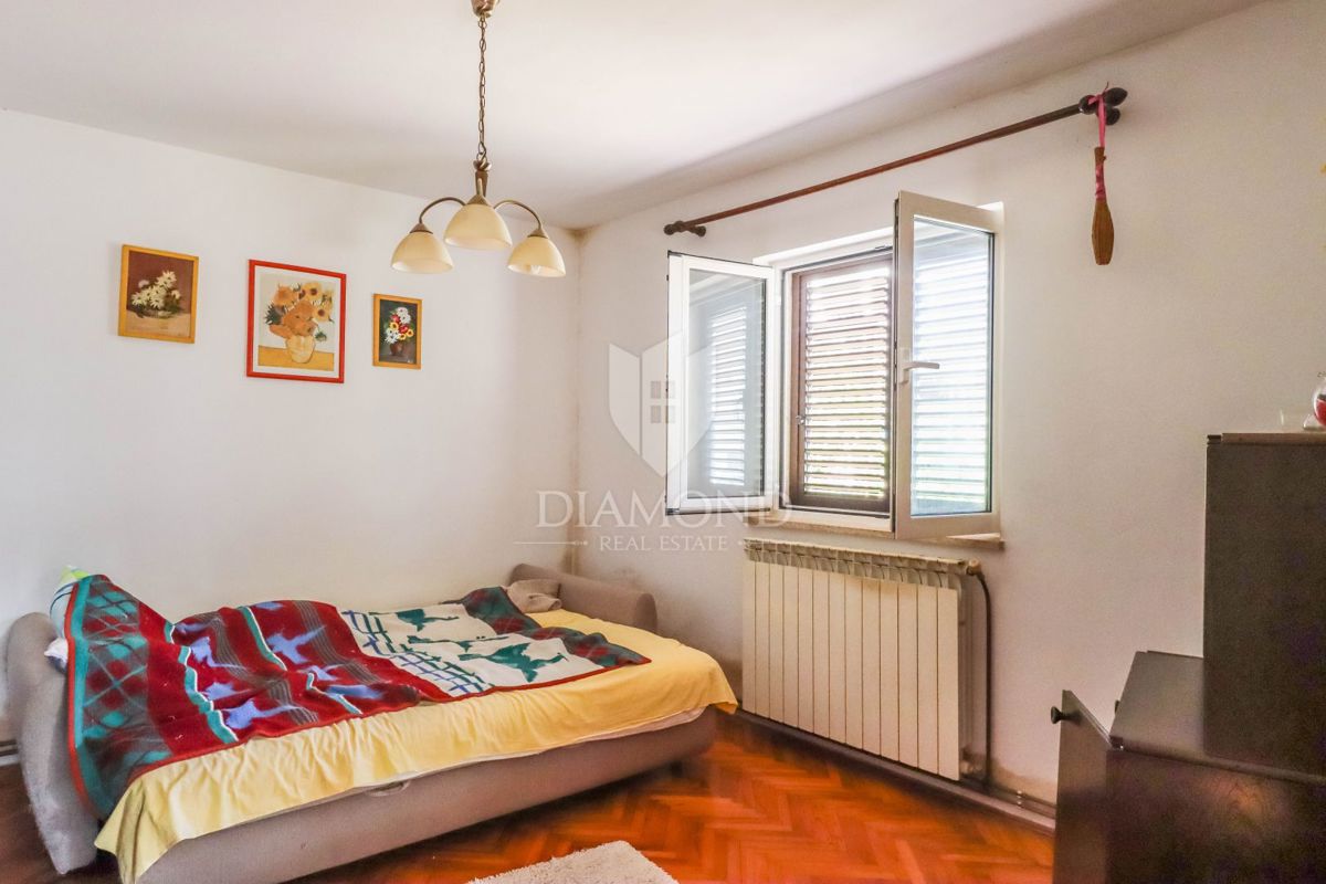 PRILOŽNOST! ROVINJ! STANOVANJE, VRT, PARKIRIŠČE!