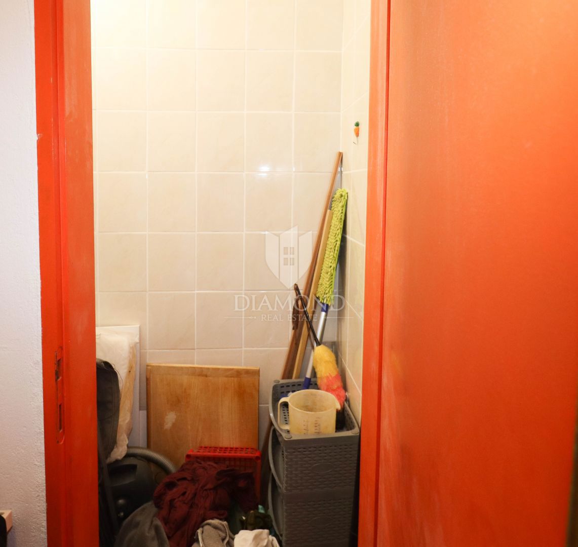 PRILOŽNOST! ROVINJ! STANOVANJE, VRT, PARKIRIŠČE!