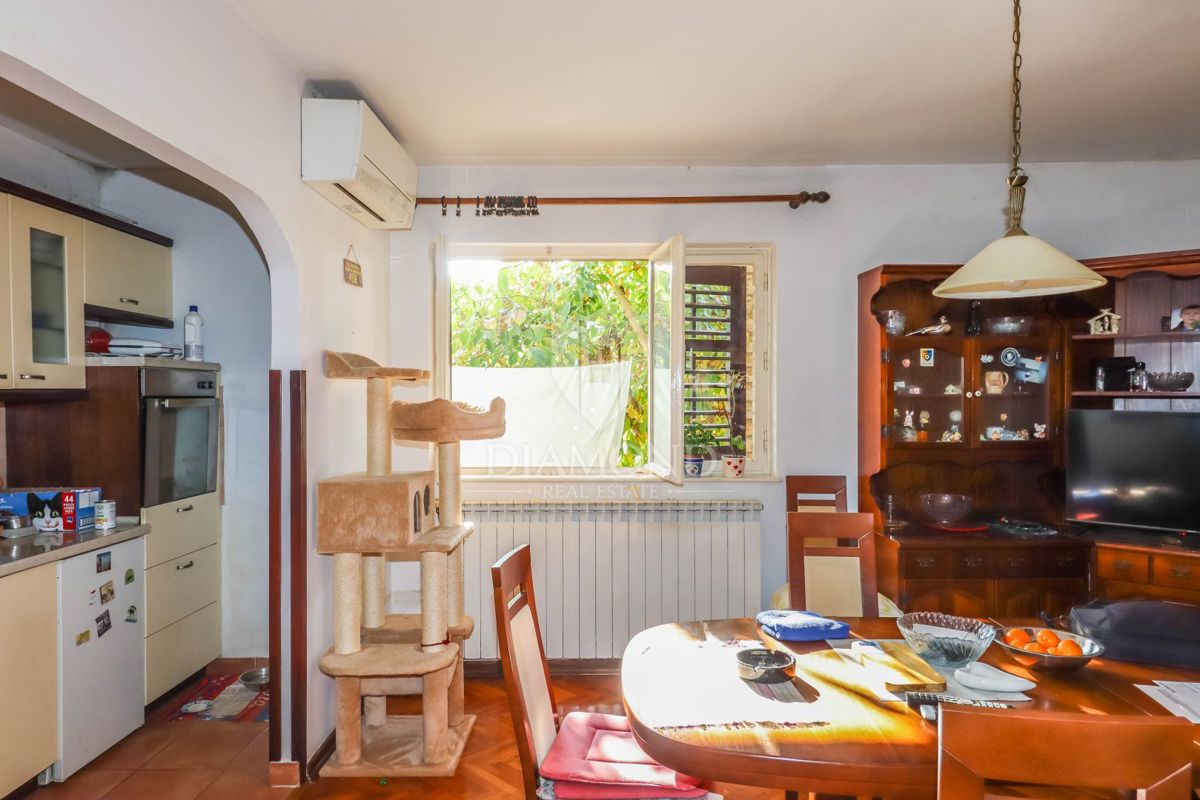 PRILOŽNOST! ROVINJ! STANOVANJE, VRT, PARKIRIŠČE!