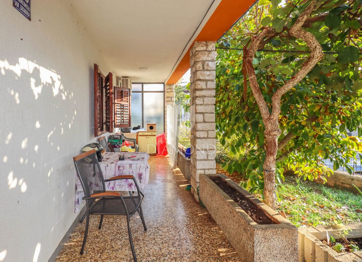 PRILOŽNOST! ROVINJ! STANOVANJE, VRT, PARKIRIŠČE!