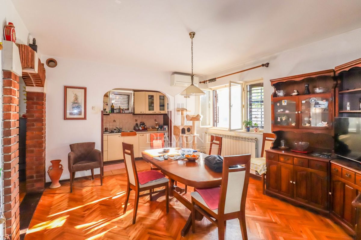 PRILOŽNOST! ROVINJ! STANOVANJE, VRT, PARKIRIŠČE!