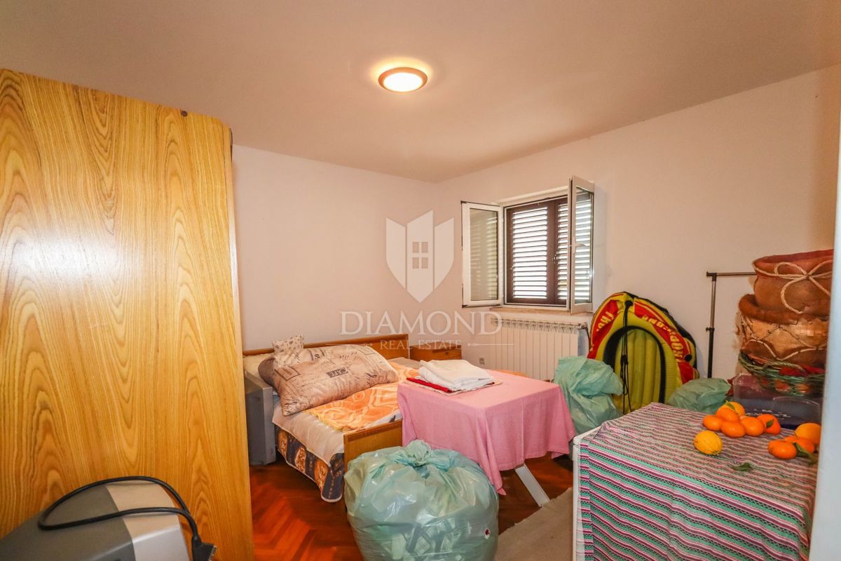 PRILOŽNOST! ROVINJ! STANOVANJE, VRT, PARKIRIŠČE!