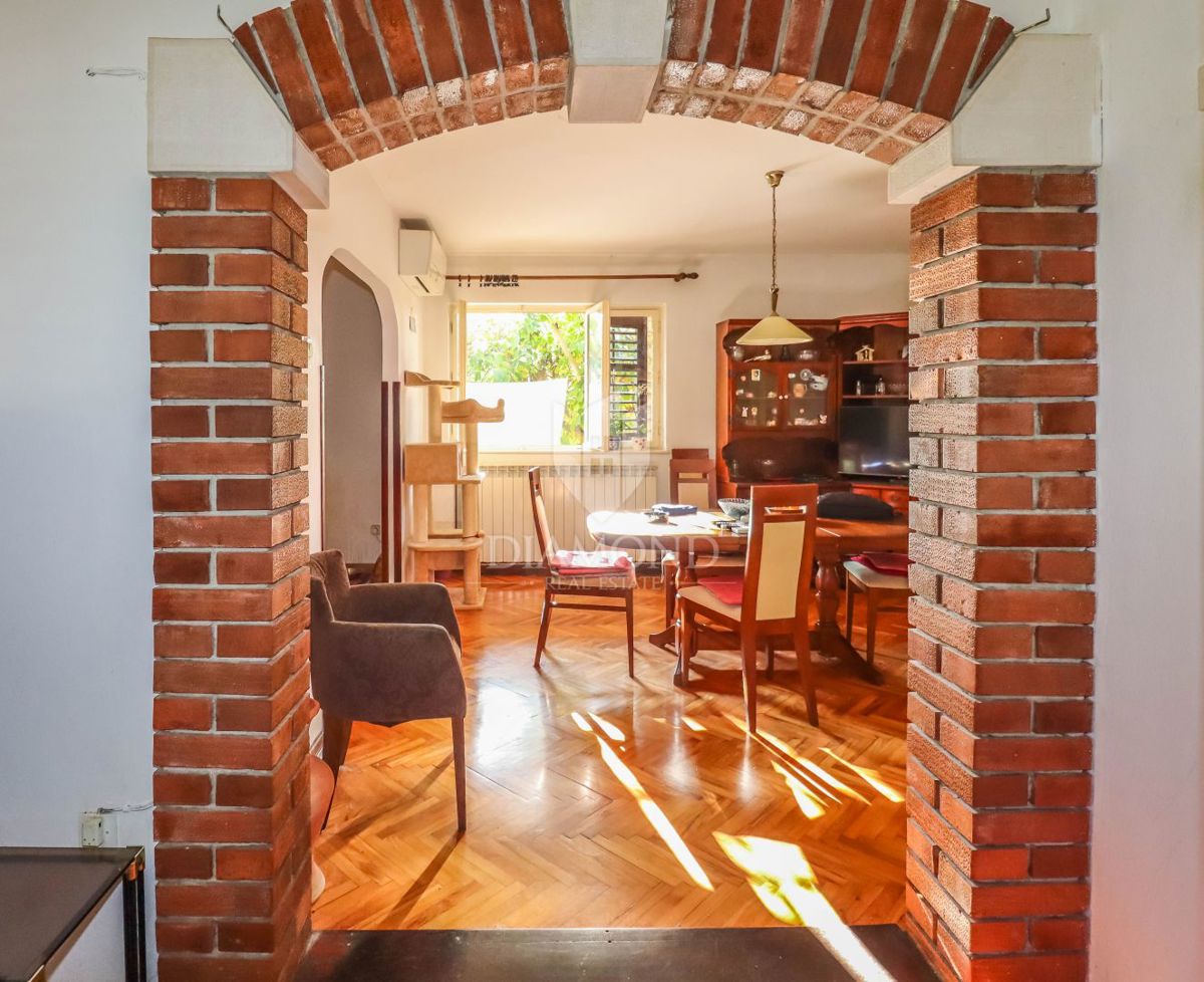 PRILOŽNOST! ROVINJ! STANOVANJE, VRT, PARKIRIŠČE!