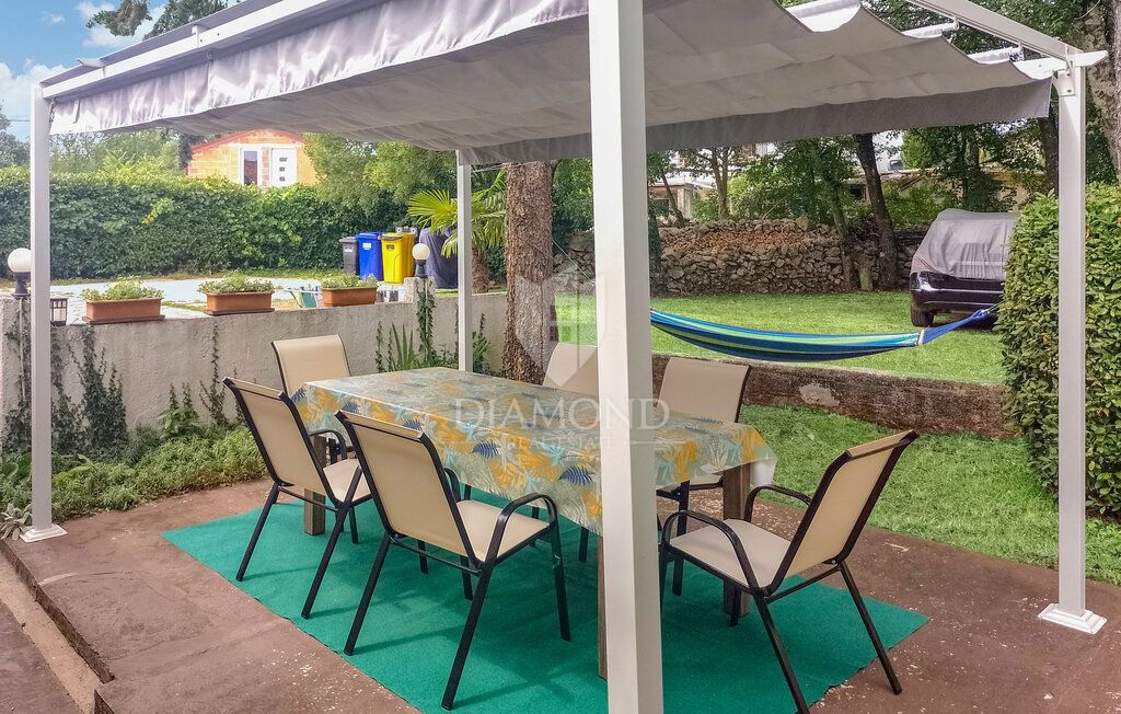 Hiša z vrtom v Šilu blizu morja