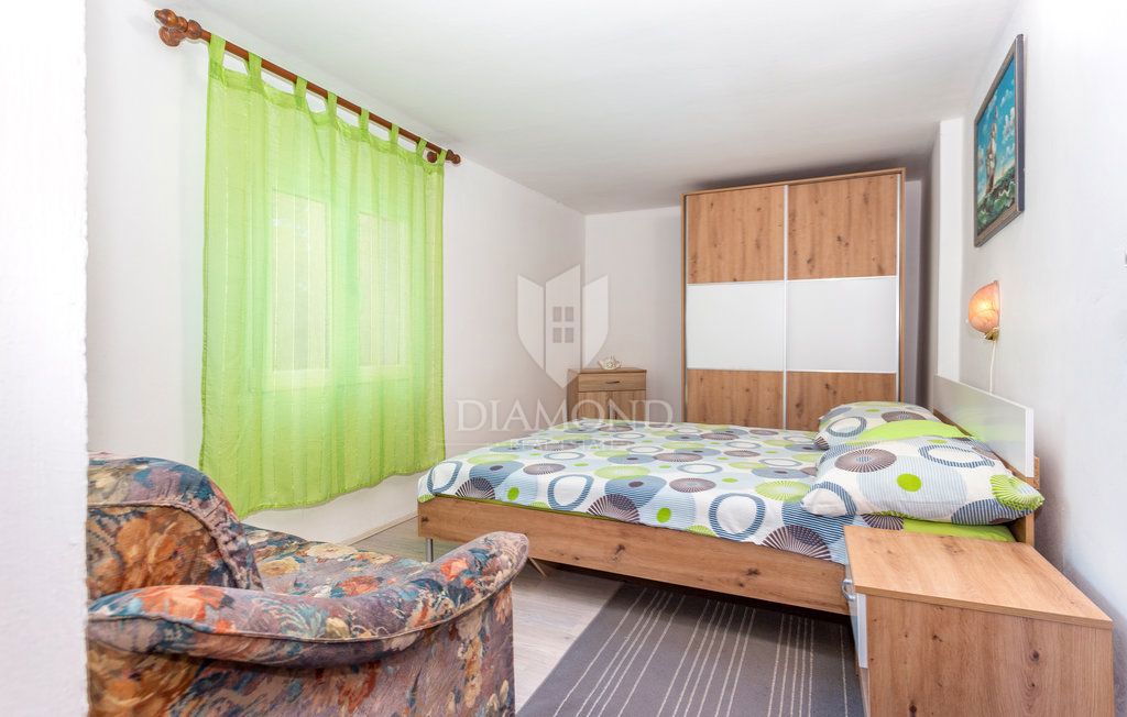 Hiša z vrtom v Šilu blizu morja