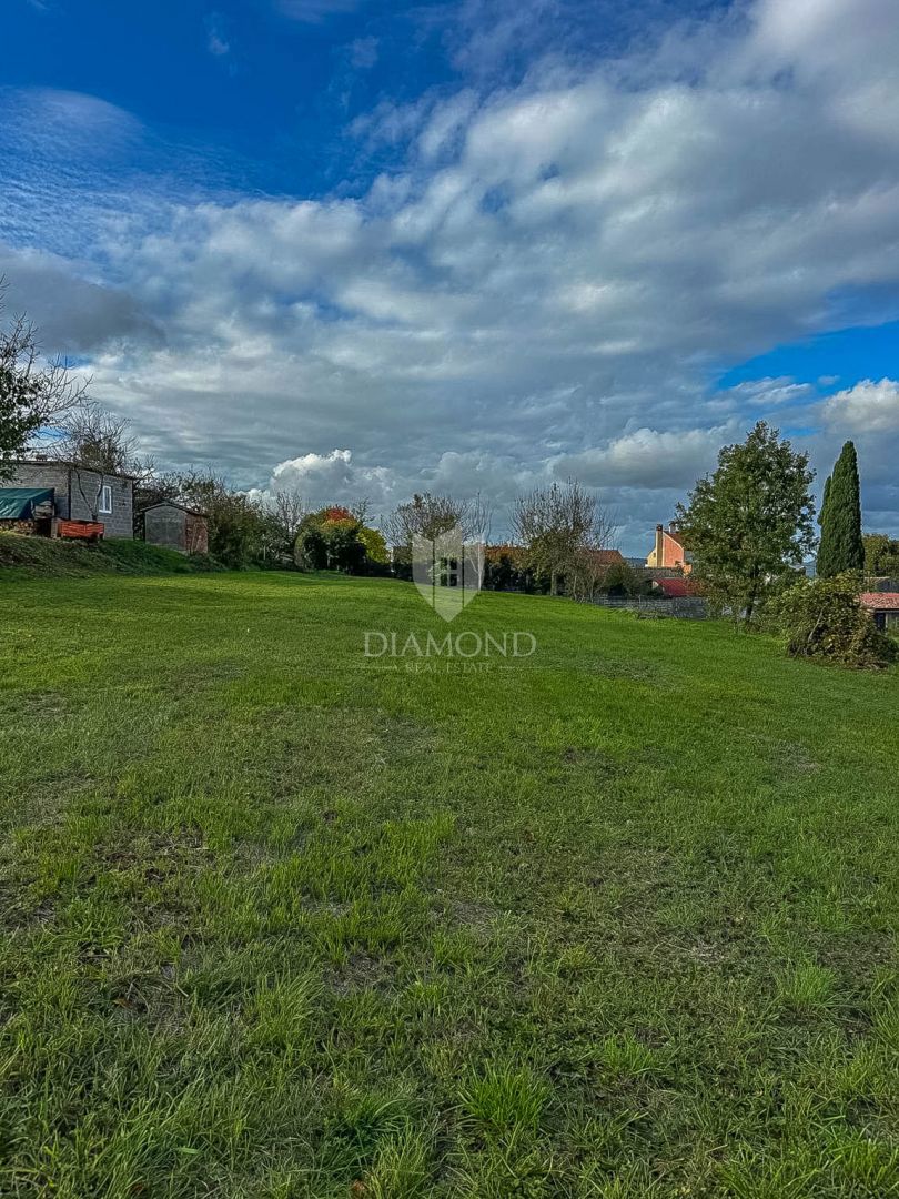 Motovun, primerno gradbeno zemljišče za vaš dom v Istri!