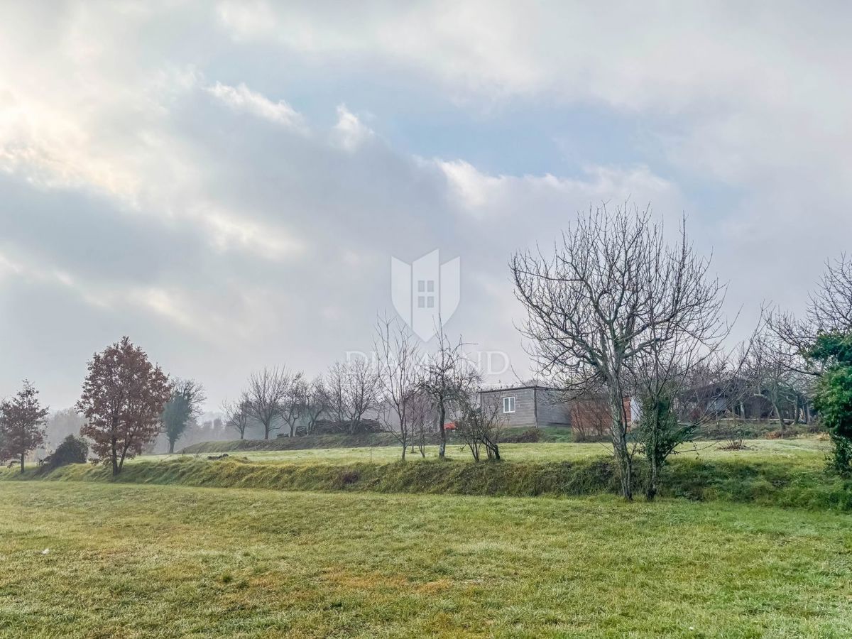 Motovun, primerno gradbeno zemljišče za vaš dom v Istri!