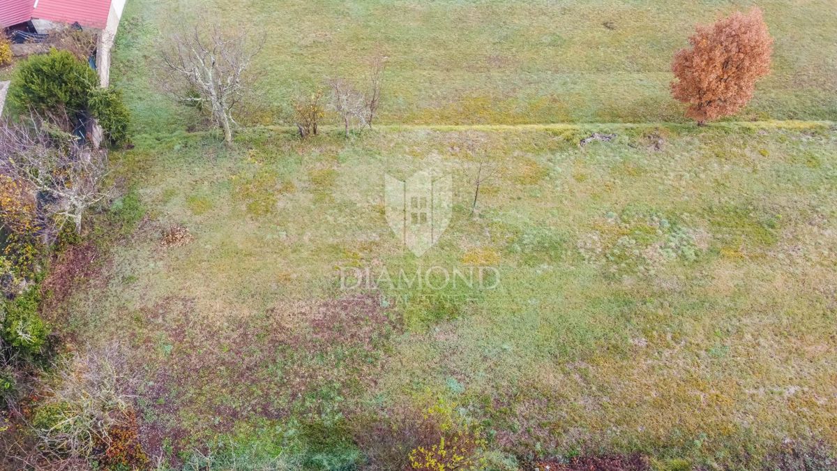 Motovun, primerno gradbeno zemljišče za vaš dom v Istri!