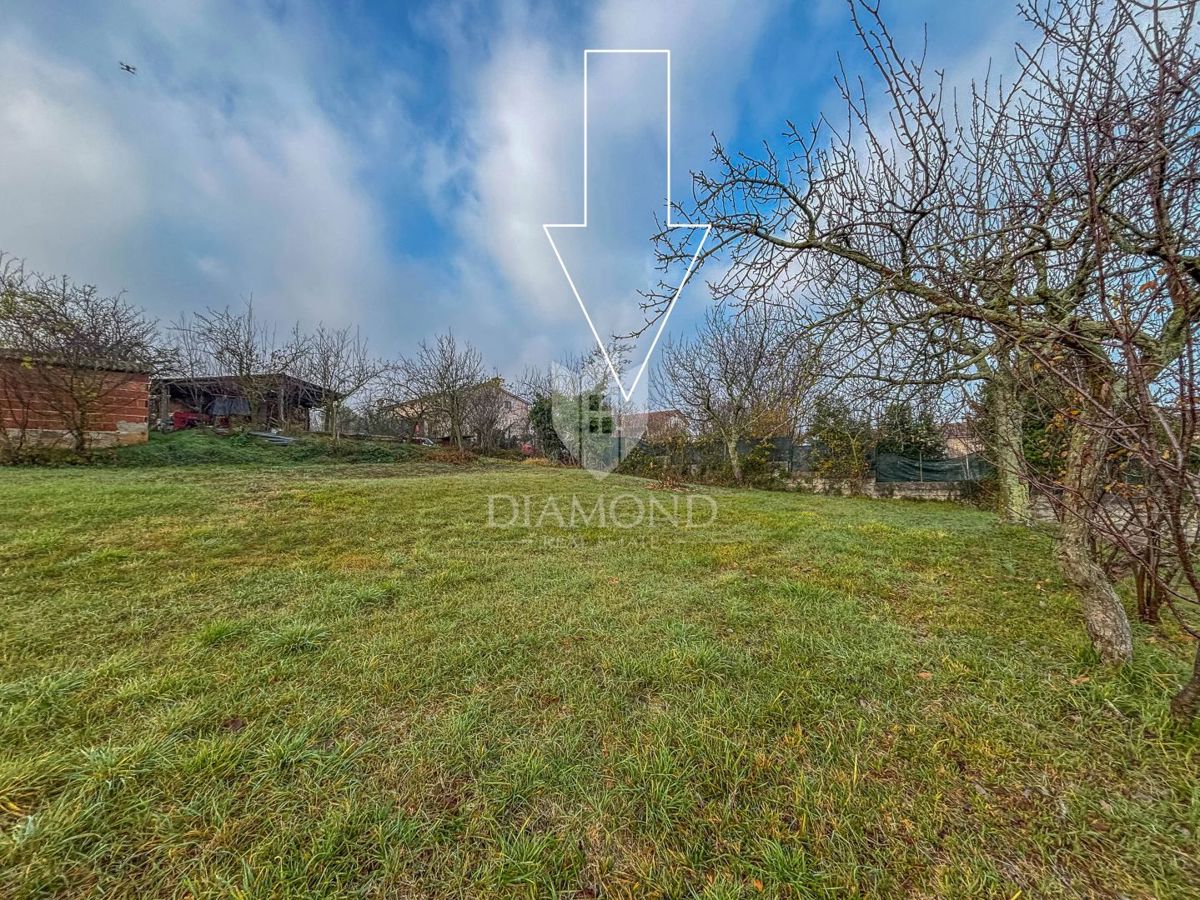 Motovun, primerno gradbeno zemljišče za vaš dom v Istri!