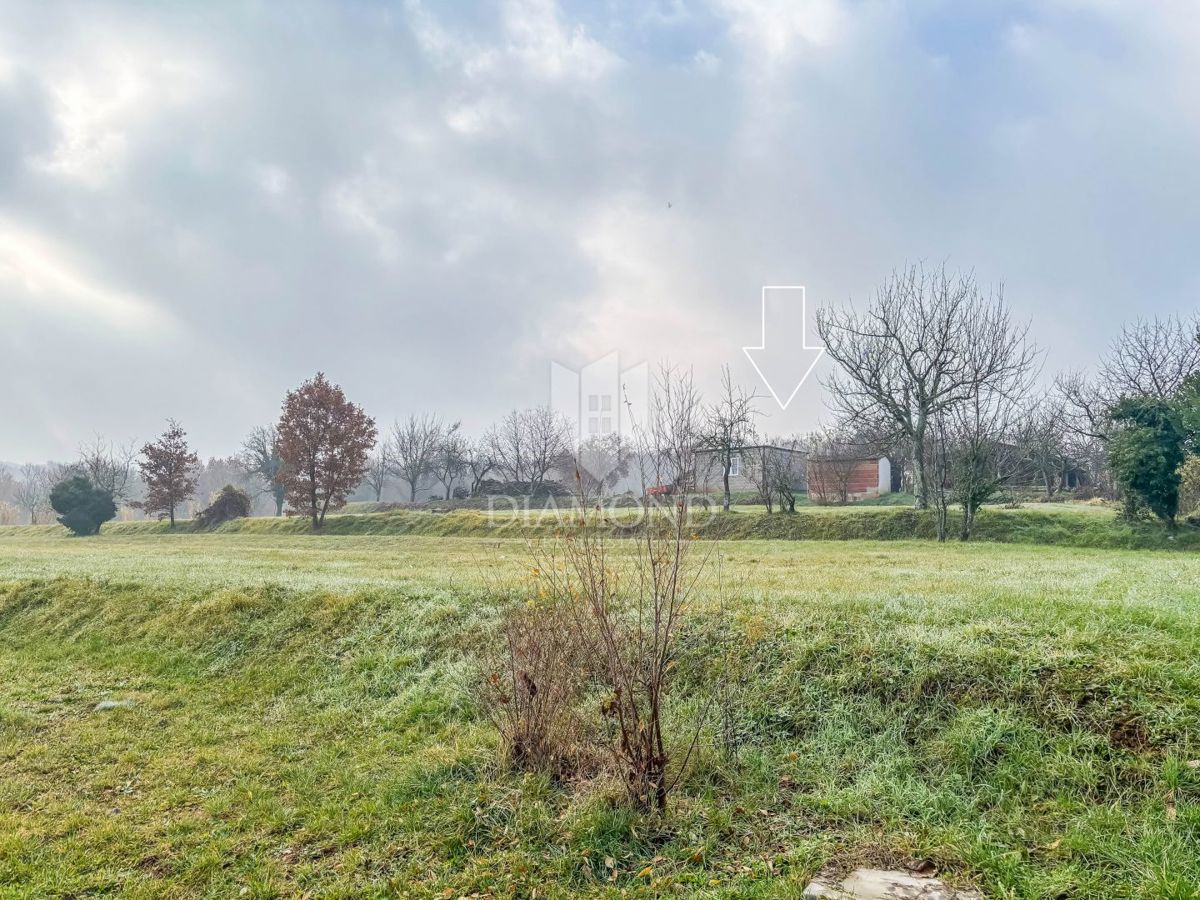 Motovun, primerno gradbeno zemljišče za vaš dom v Istri!