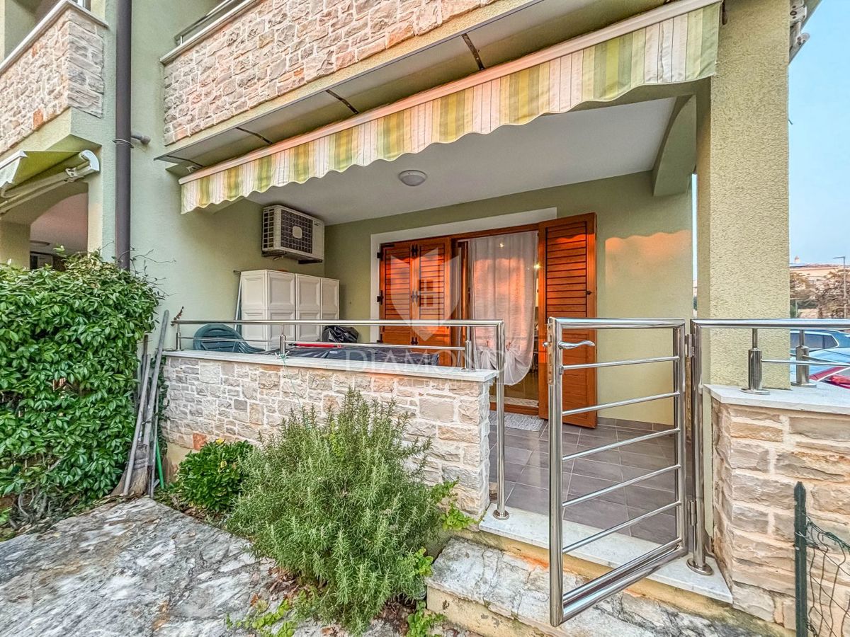 Ekskluzivno! Novigrad, stanovanje v pritličju 100 m od plaže!