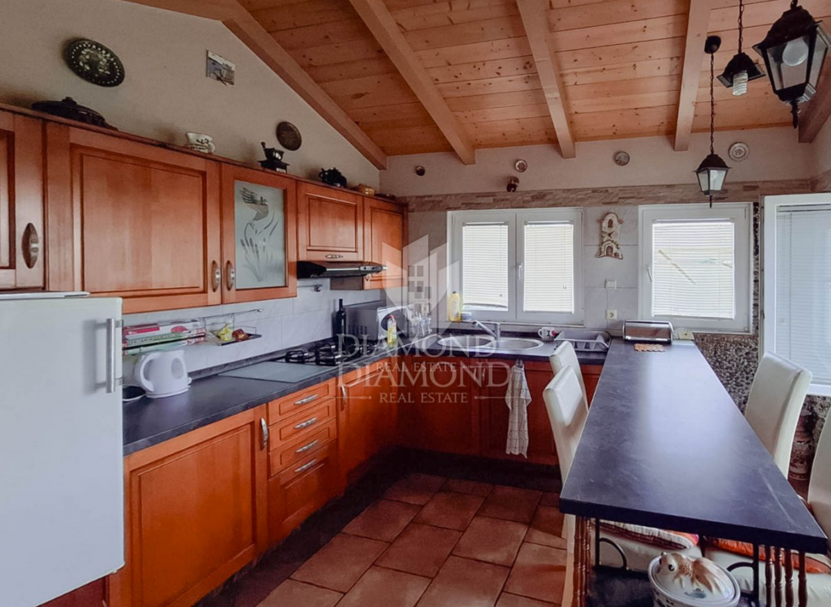 Poreč, priložnost, prostorno stanovanje z letno kuhinjo