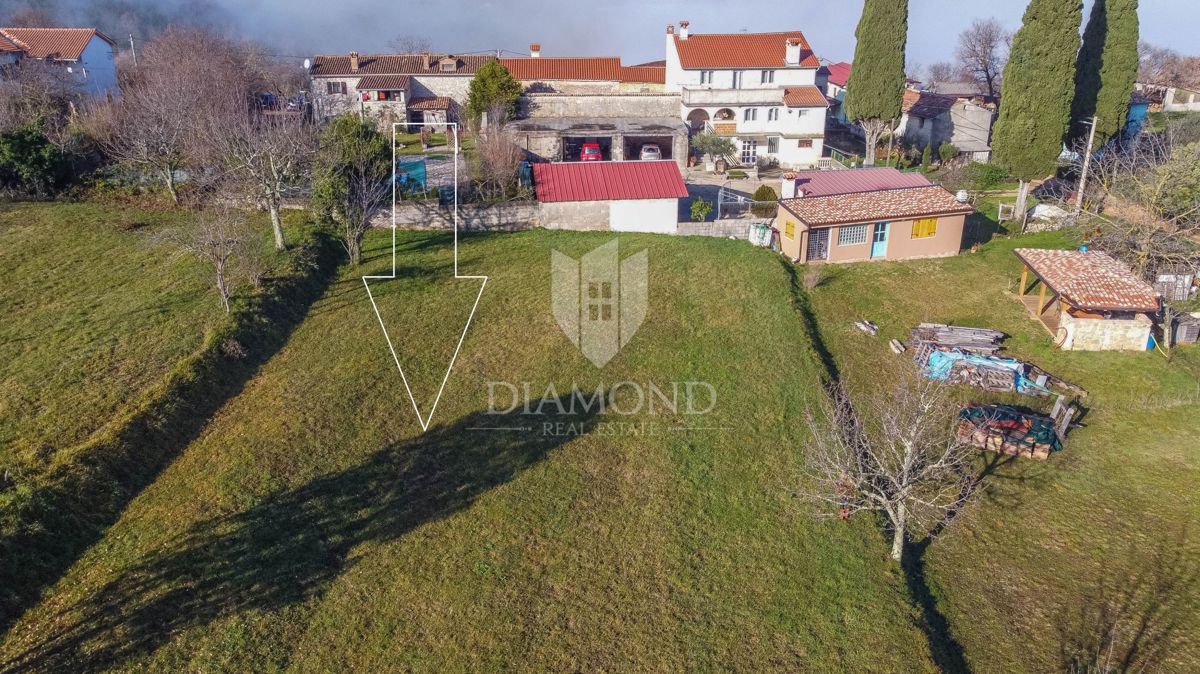 Motovun, okolica, gradbeno zemljišče za vaš dom!