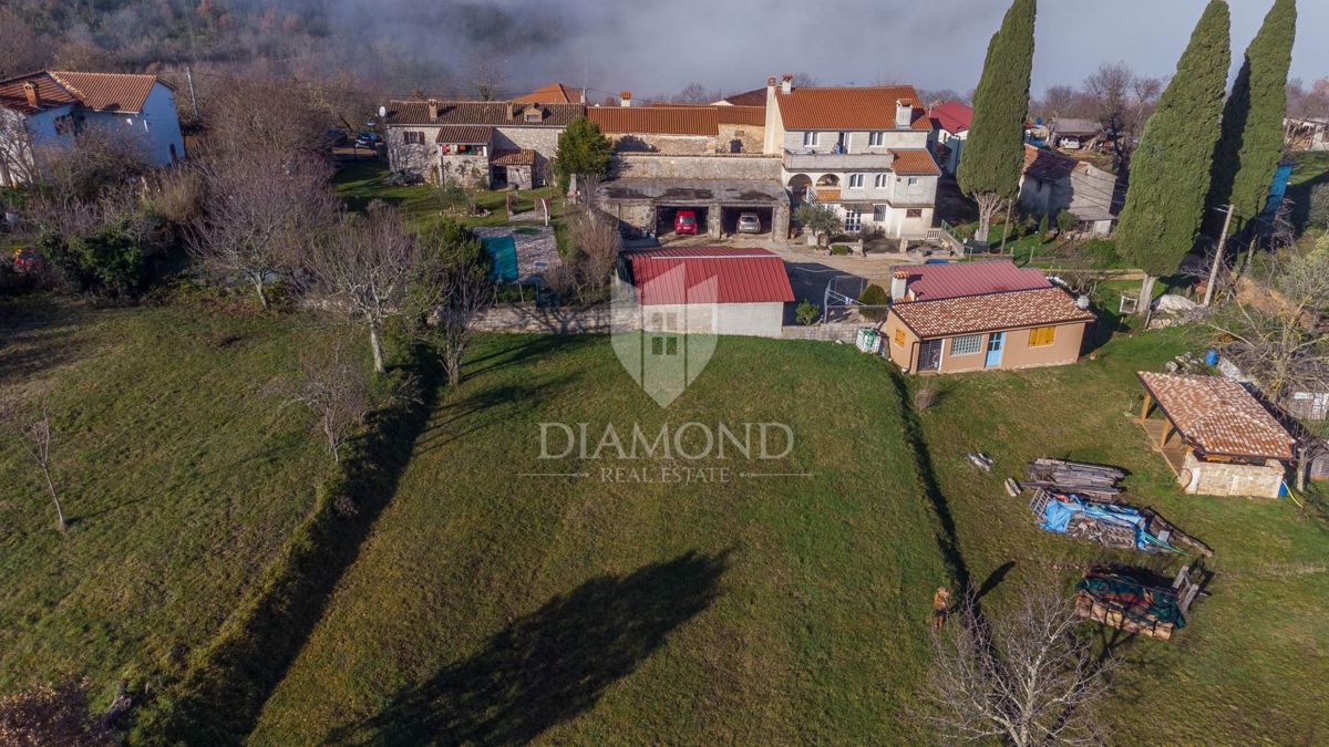 Motovun, okolica, gradbeno zemljišče za vaš dom!