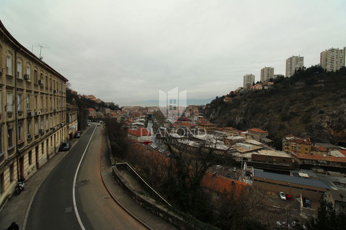 RIJEKA – STANOVANJE V ŠIRŠEM MESTNEM SREDIŠČU S TERASO