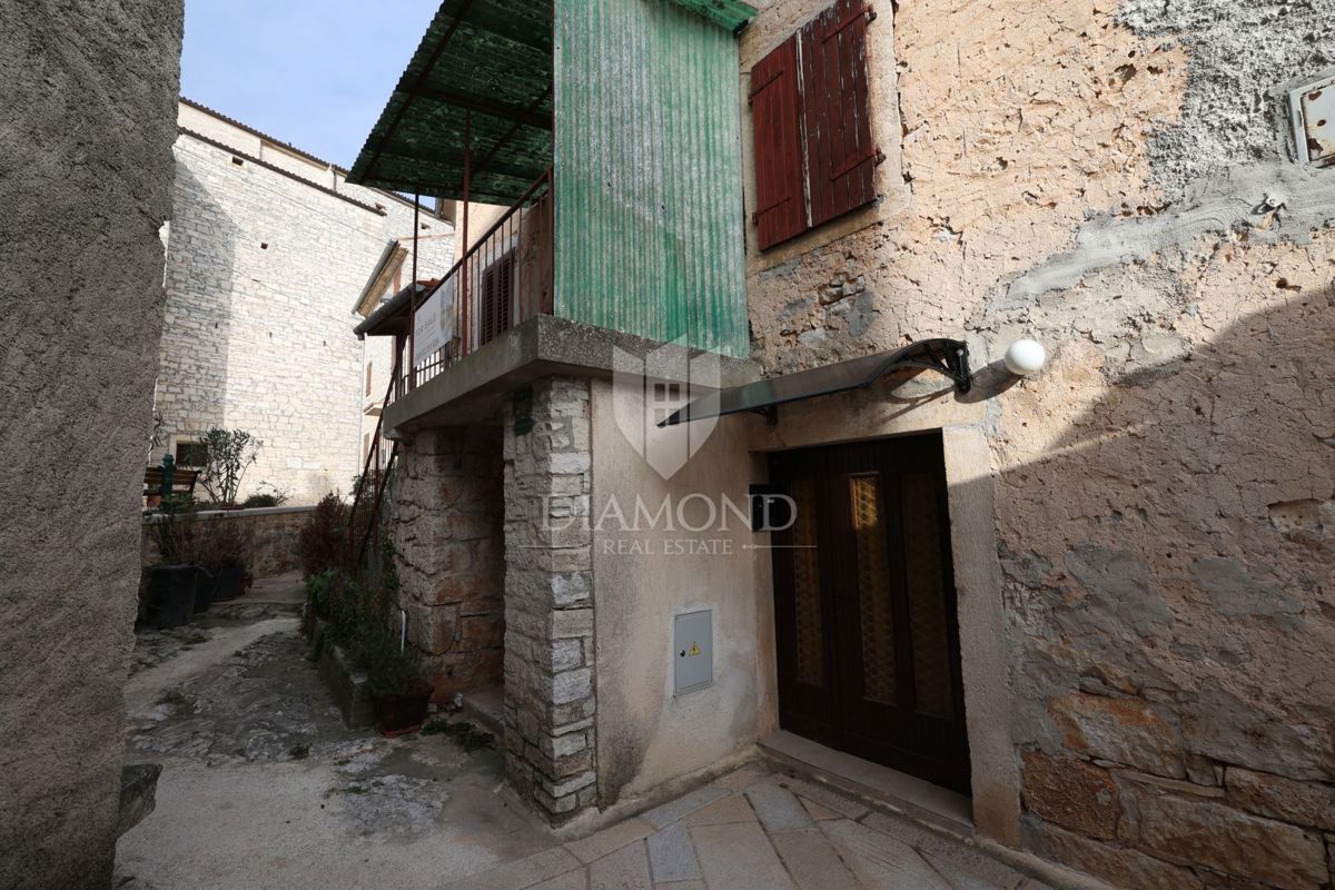 Ekskluzivno, Bale, kamnita hiša v starem mestnem jedru