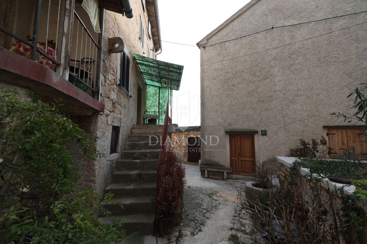 Ekskluzivno, Bale, kamnita hiša v starem mestnem jedru