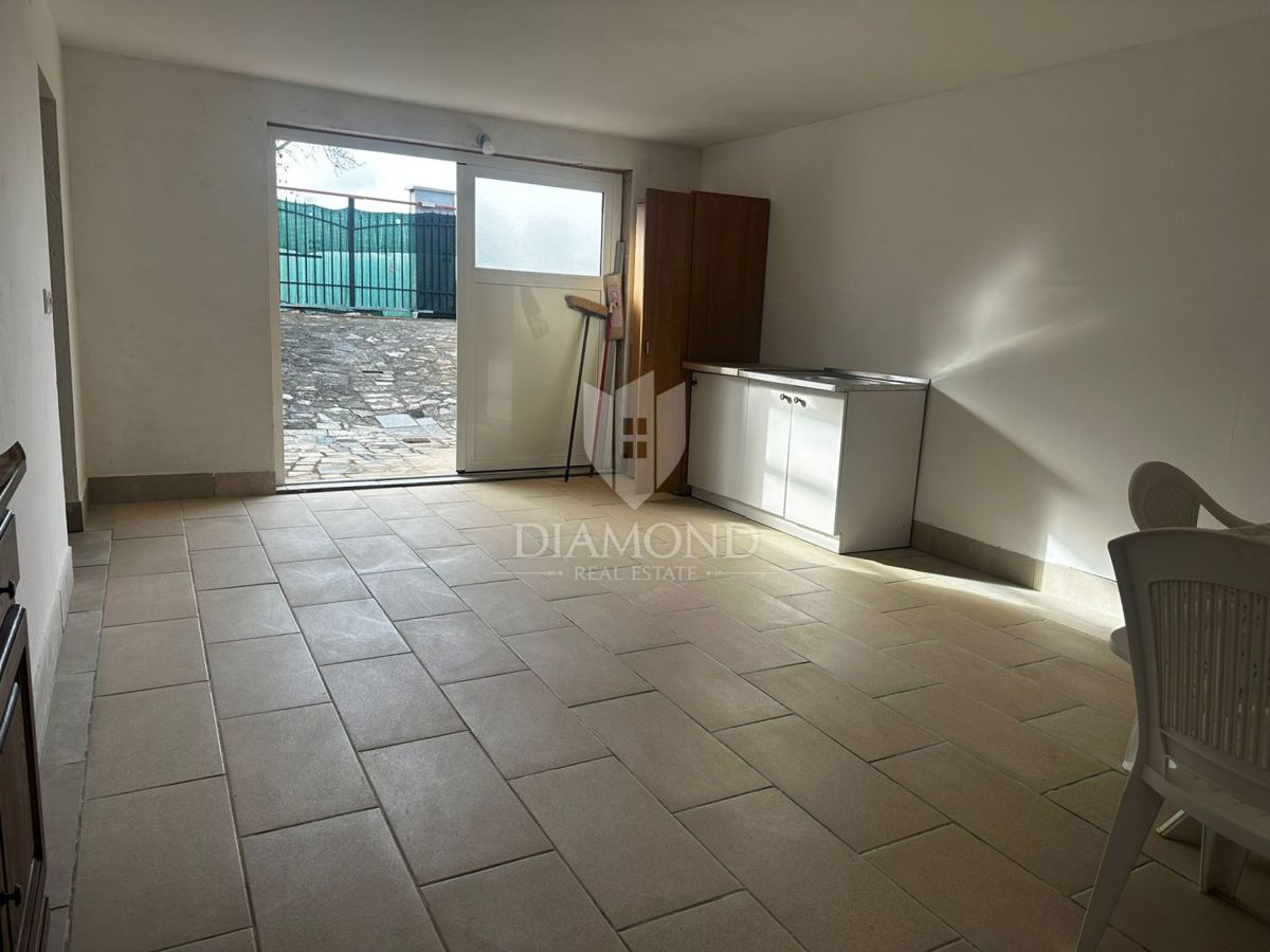 Poreč – Legalizirana hiša na velikem kmetijskem zemljišču