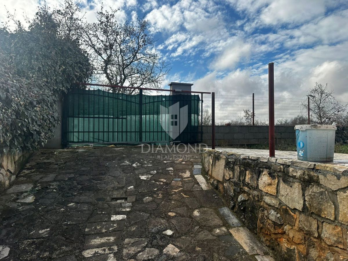 Poreč – Legalizirana hiša na velikem kmetijskem zemljišču