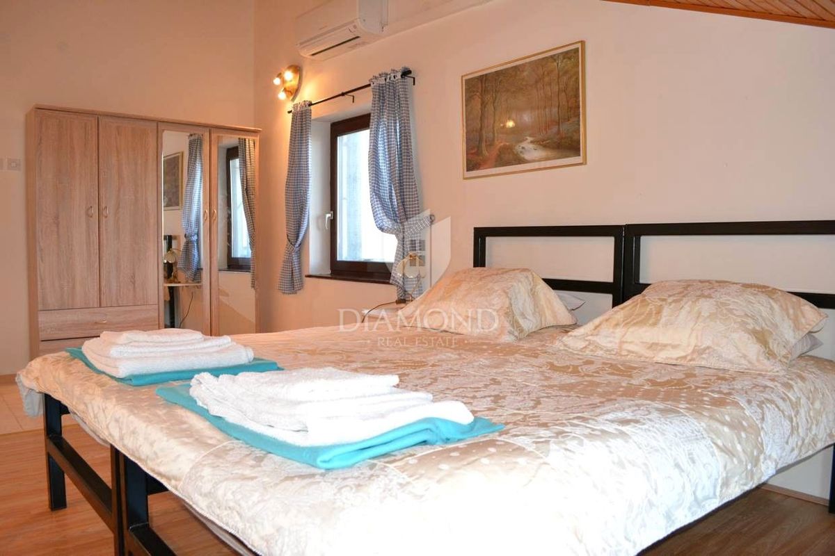 Hiša z bazenom in dvema apartmajema - 5 km od morja in centra Poreča!