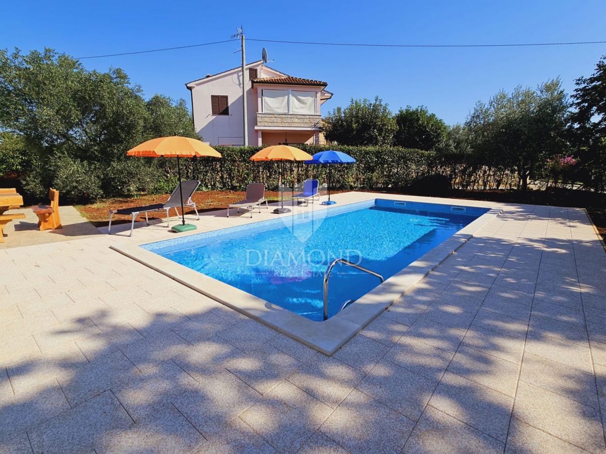 Hiša z bazenom in dvema apartmajema - 5 km od morja in centra Poreča!