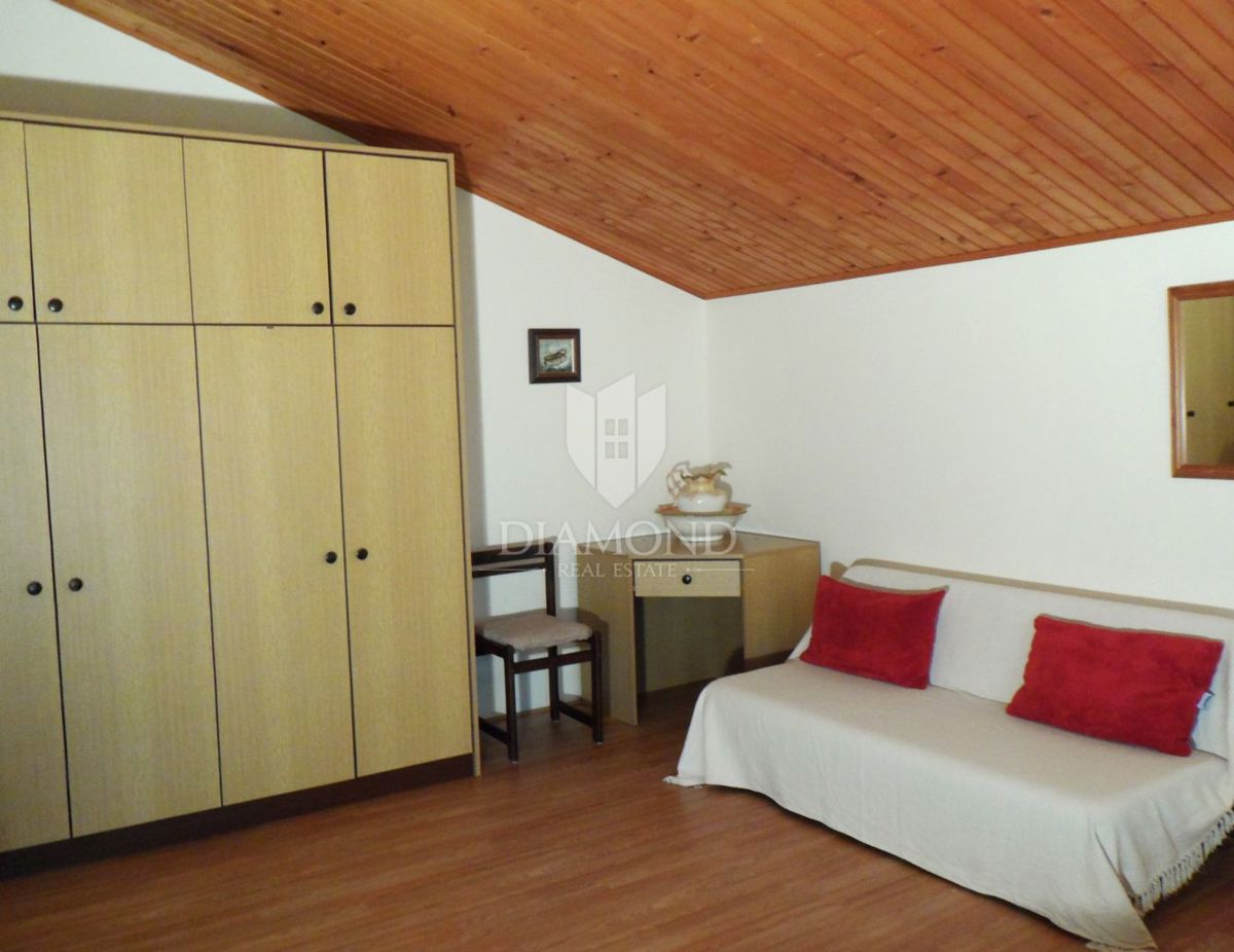 Hiša z bazenom in dvema apartmajema - 5 km od morja in centra Poreča!