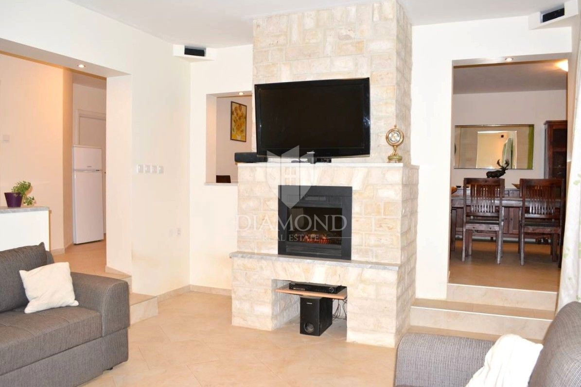 Hiša z bazenom in dvema apartmajema - 5 km od morja in centra Poreča!