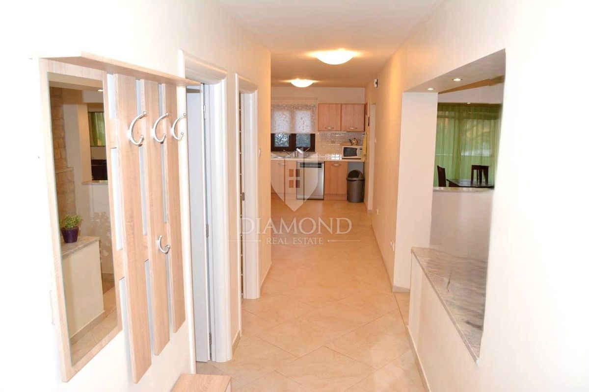 Hiša z bazenom in dvema apartmajema - 5 km od morja in centra Poreča!