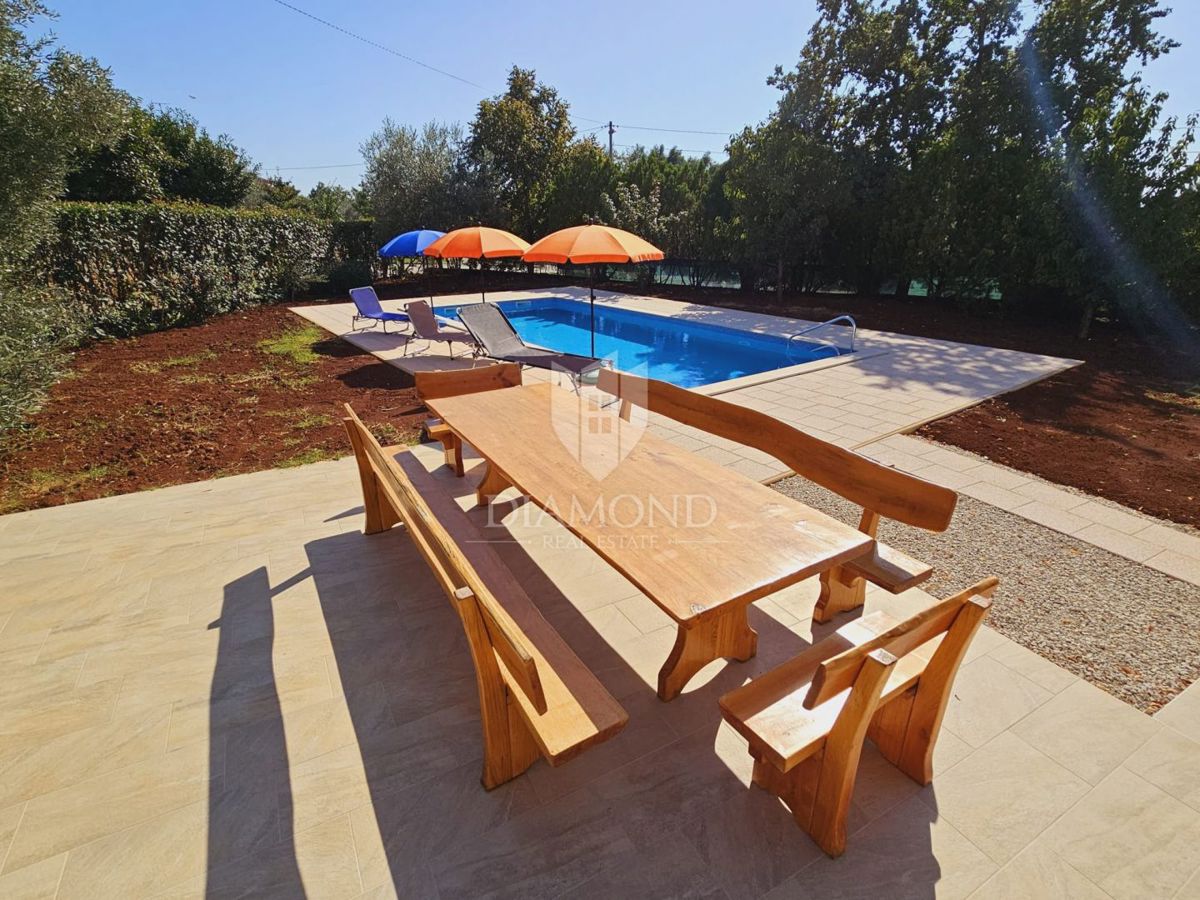 Hiša z bazenom in dvema apartmajema - 5 km od morja in centra Poreča!