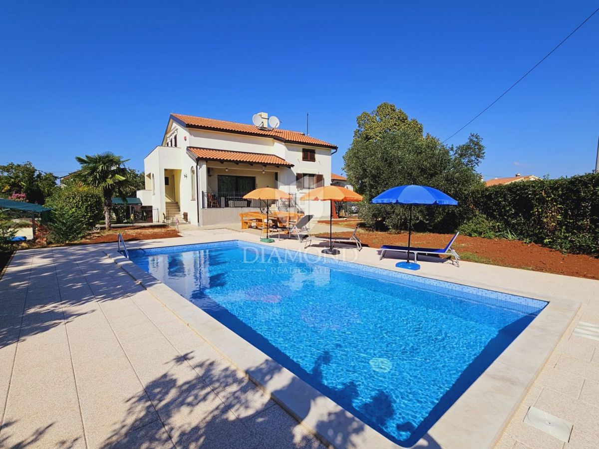 Hiša z bazenom in dvema apartmajema - 5 km od morja in centra Poreča!