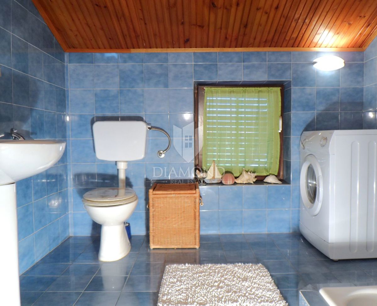 Hiša z bazenom in dvema apartmajema - 5 km od morja in centra Poreča!