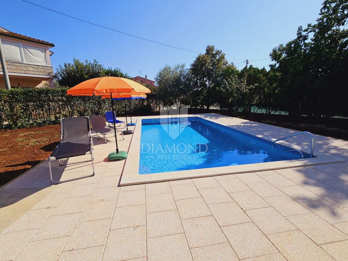 Hiša z bazenom in dvema apartmajema - 5 km od morja in centra Poreča!