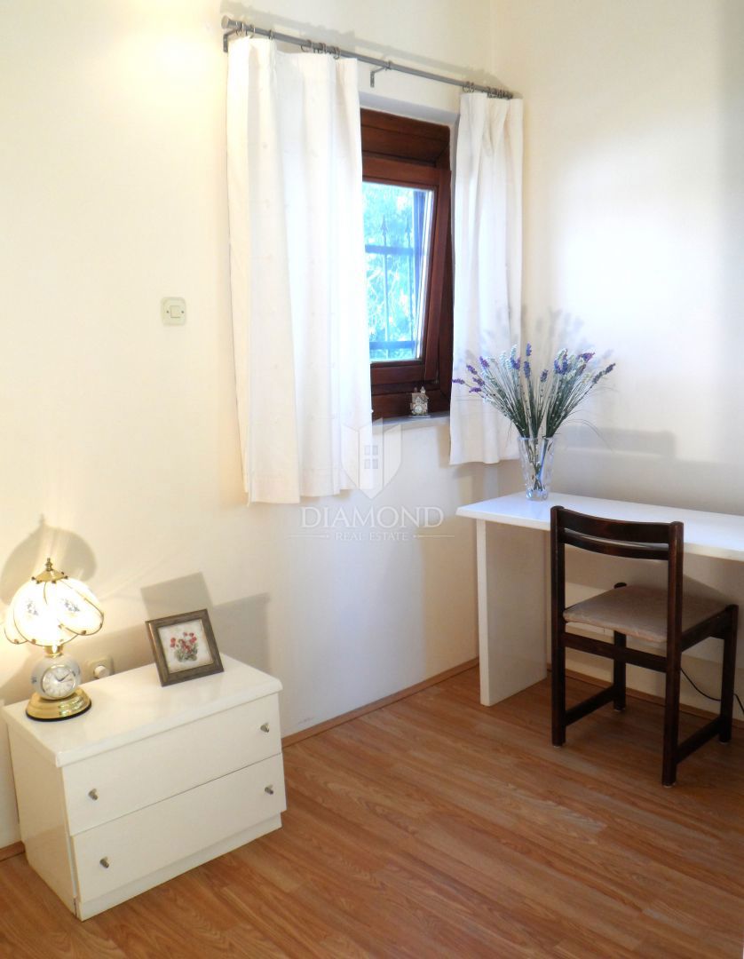 Hiša z bazenom in dvema apartmajema - 5 km od morja in centra Poreča!