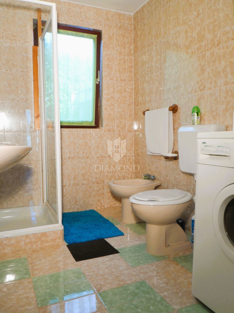 Hiša z bazenom in dvema apartmajema - 5 km od morja in centra Poreča!