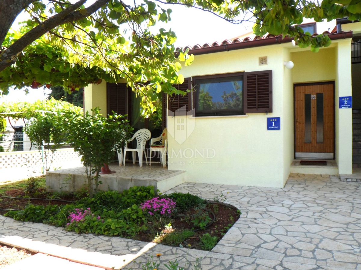 Hiša z bazenom in dvema apartmajema - 5 km od morja in centra Poreča!