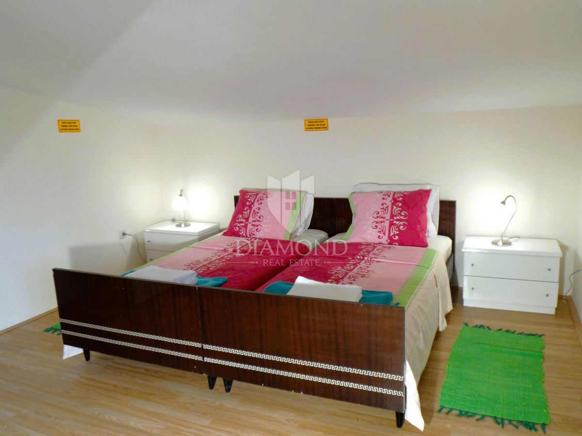 Hiša z bazenom in dvema apartmajema - 5 km od morja in centra Poreča!