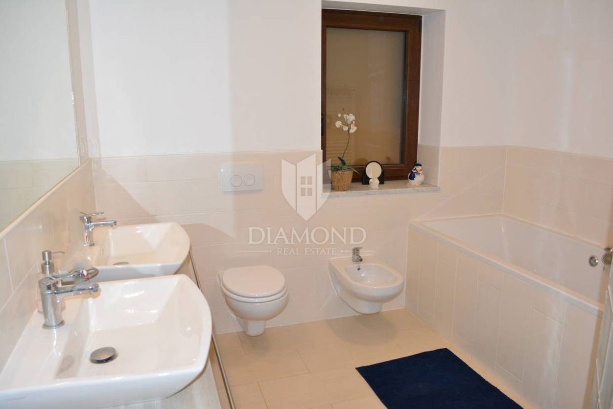 Hiša z bazenom in dvema apartmajema - 5 km od morja in centra Poreča!